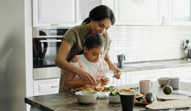 Mamma e figlia che cucinano