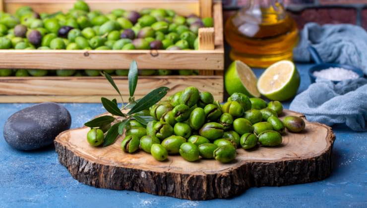 Olive verdi appena schiacciate