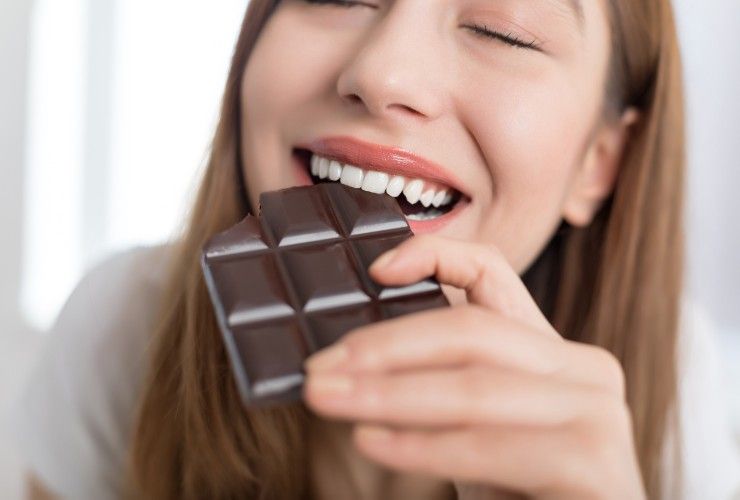 Ragazza mangia cioccolato