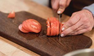 Tagliare il pomodoro