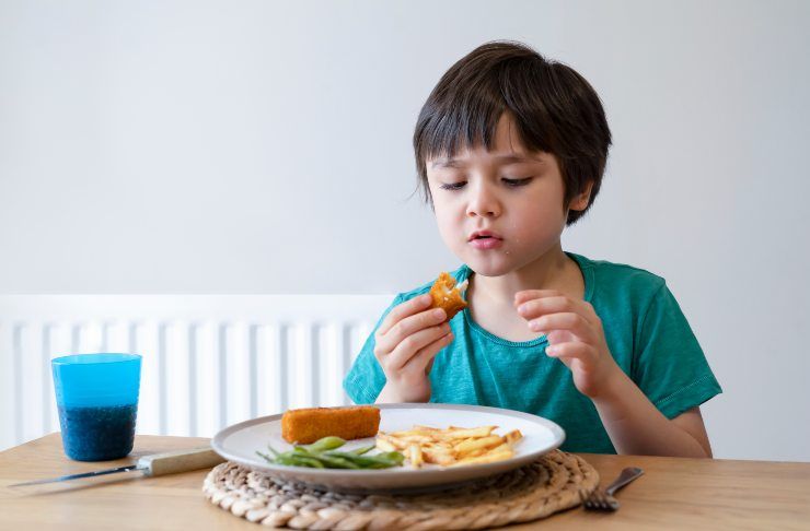 Un bambino che mangia