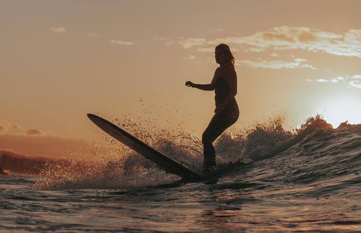 Una donna che fa surf
