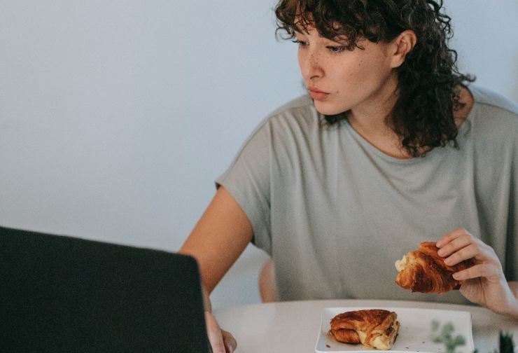 Una donna che mangia un panino