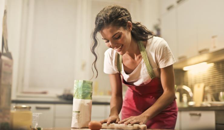 Una donna che prepara una torta