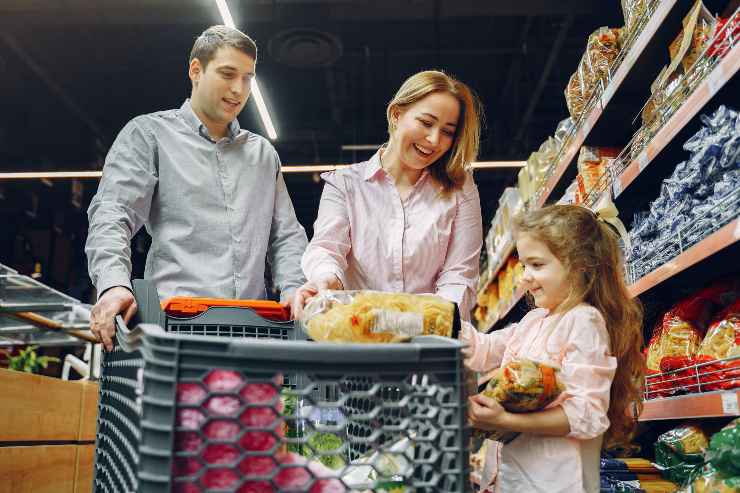 Una famiglia che fa la spesa