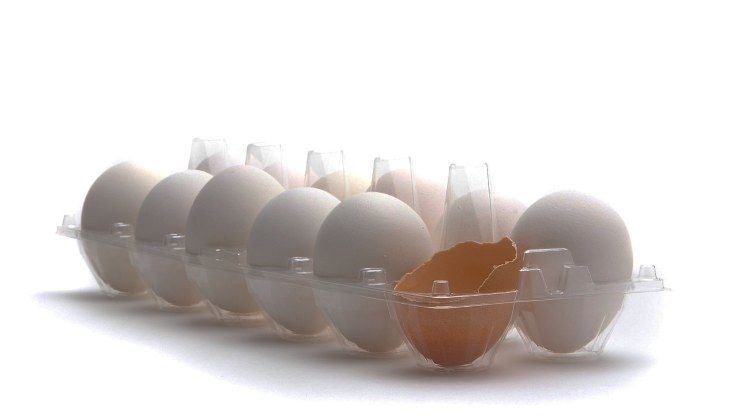 Uovo rotto nella confezione
