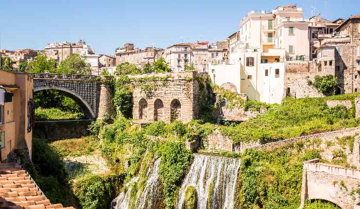 Villa con una cascata