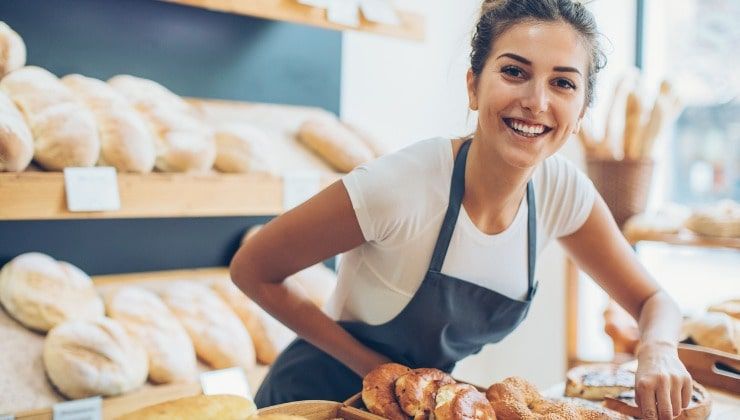 Giovane donna che vende il pane