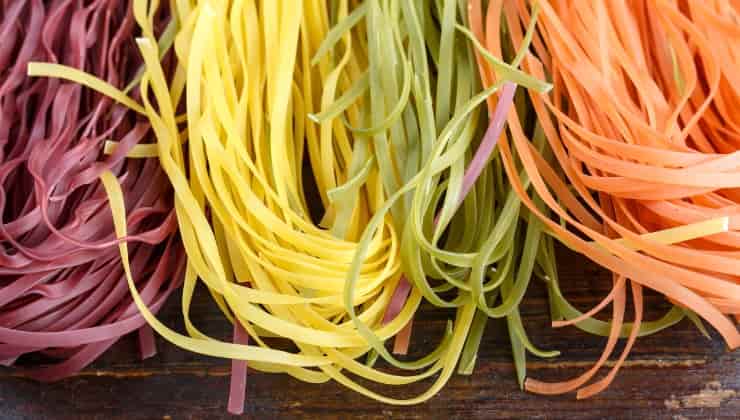 Pasta colorata fatta in casa