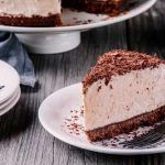 Porzione di torta al caffè con cacao amaro