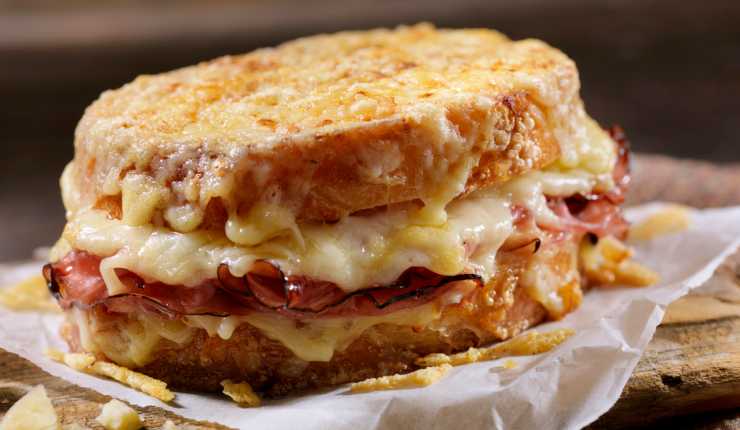 Toast con pane e uova ripieni di prosciutto e formaggio