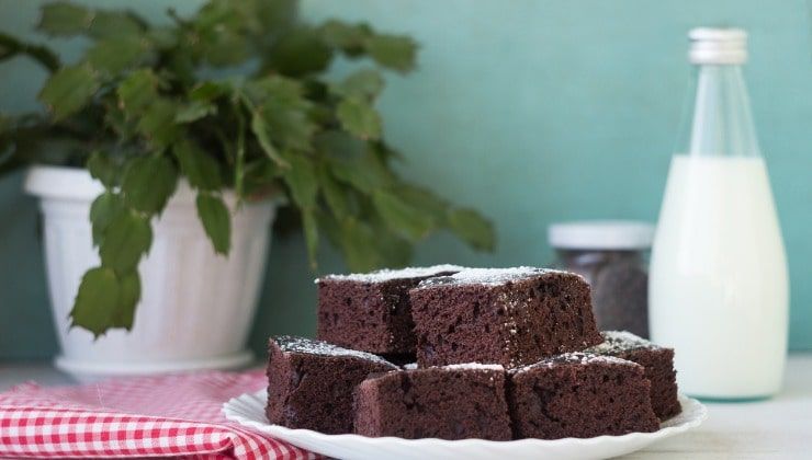 Torta al cioccolato senza burro e bottiglia di latte