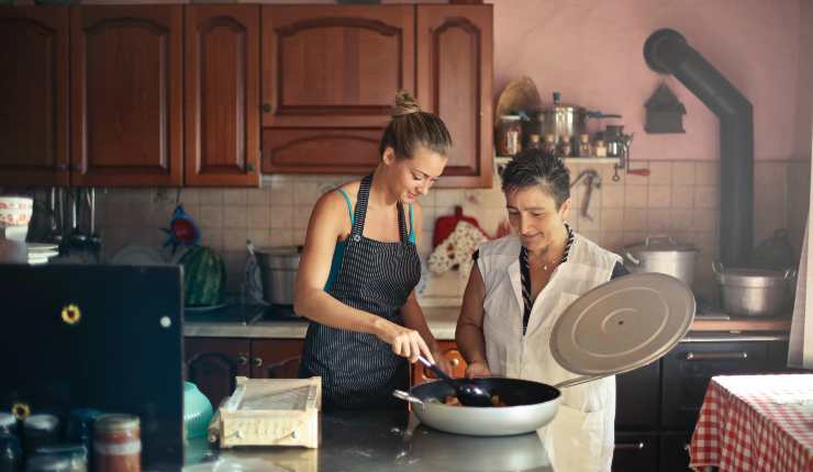 Due donne che cucinano