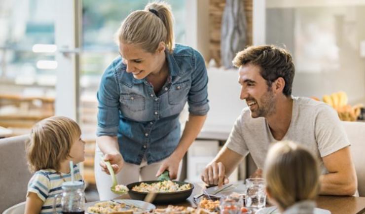 Famiglia seduta a tavola