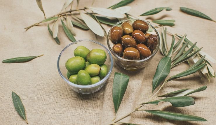 Mangiare le olive secondo il galateo