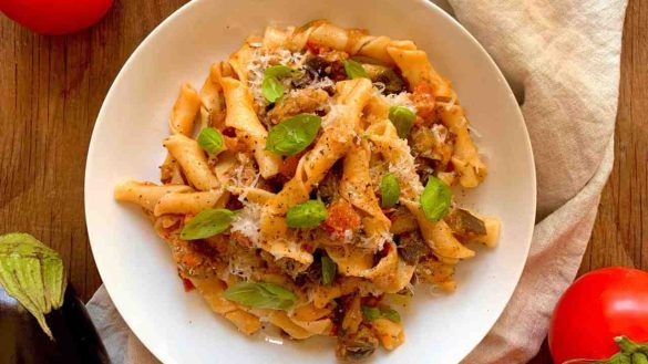 Pasta con melanzane e salsiccia