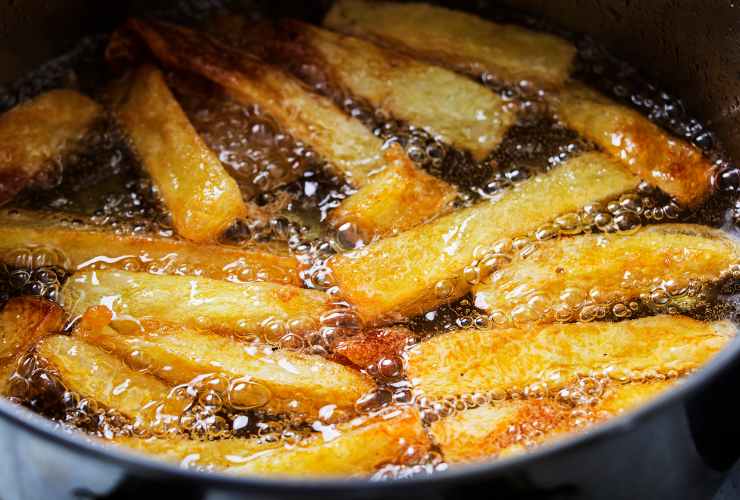 Patate fritte in olio bollente