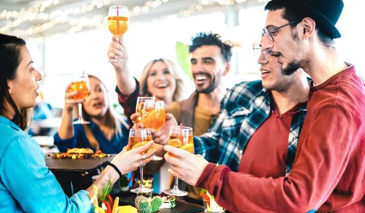 Persone che fanno l'aperitivo