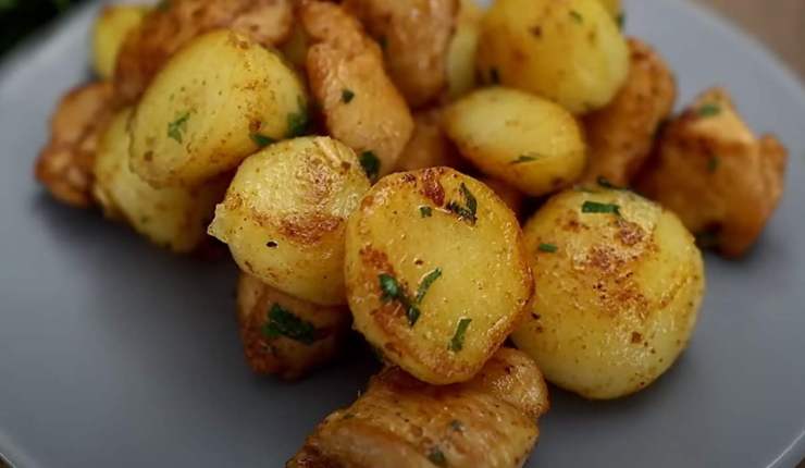 Saporite patate con petto di pollo