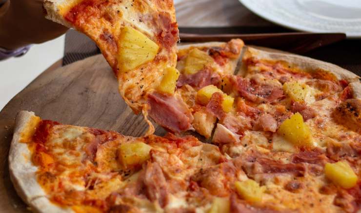 Pizza con ananas