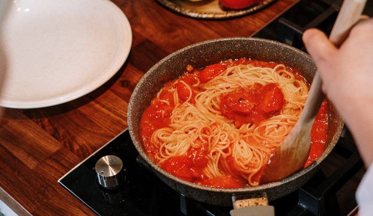 Preparare la pasta al pomodoro