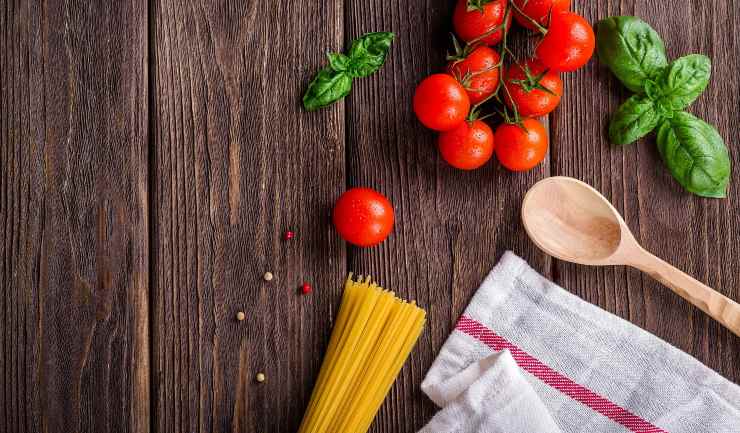 Spaghetti, pomodori e basilico