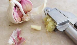 Schiacciare l'aglio