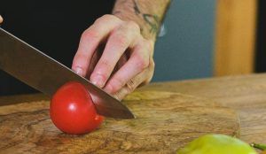 Tagliare il pomodoro