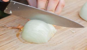 Tagliare la cipolla