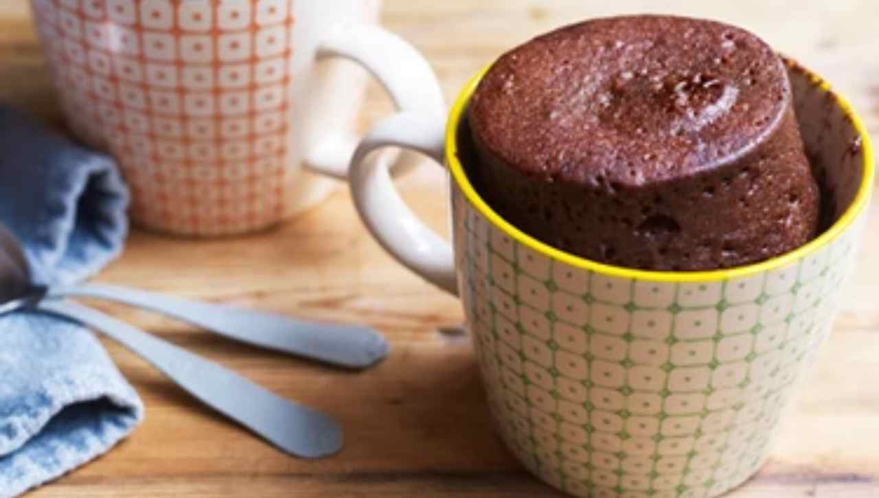 Torta in tazza, si prepara velocemente nel microonde: non ve ne pentirete