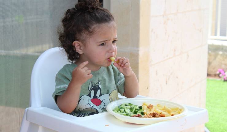 Un bambino che mangia
