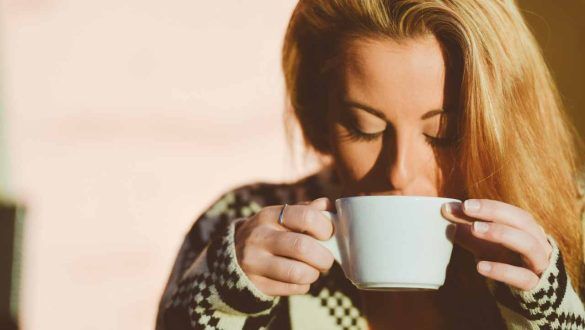 Una donna che beve caffè