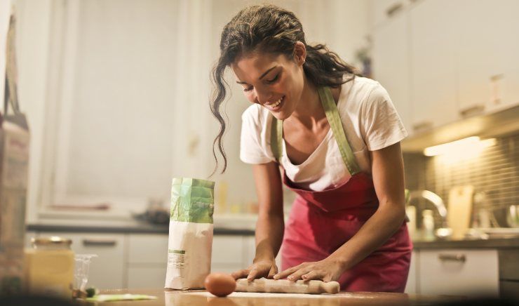 Una donna che cucina