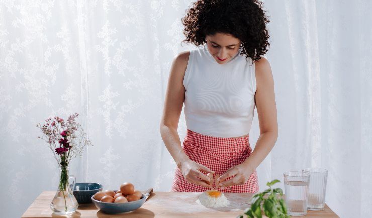 Una persona che cucina