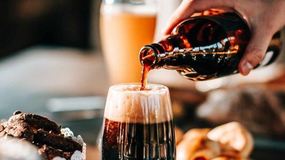 Versare birra nel caffè