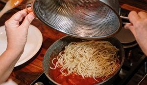 Versare gli spaghetti nel sugo