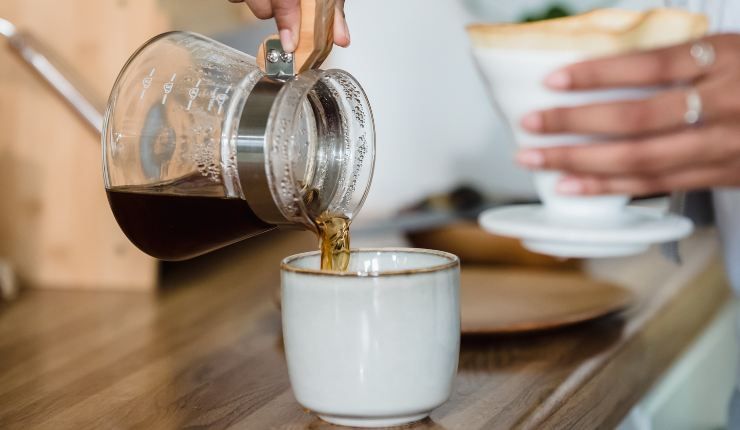 Vierta el café