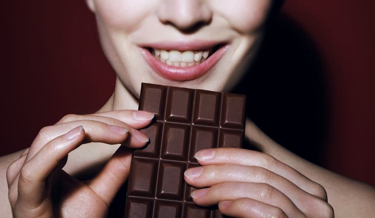 Mangiare il cioccolato fondente