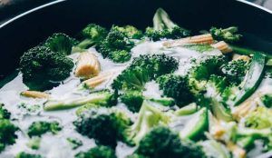 Pasta e broccoli in cottura