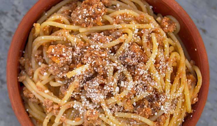 Ricetta spaghetti alla chitarra con ragù di salsiccia e zafferano