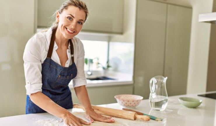 Una donna che cucina