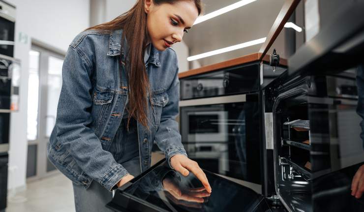 Una donna che cucina con il forno