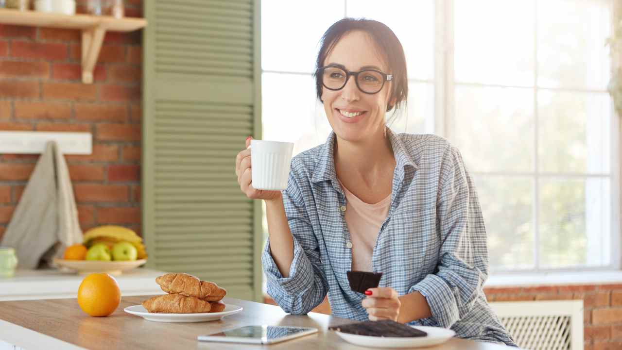 Una donna che fa la colazione