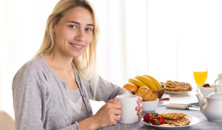 Una donna in forma che fa la colazione