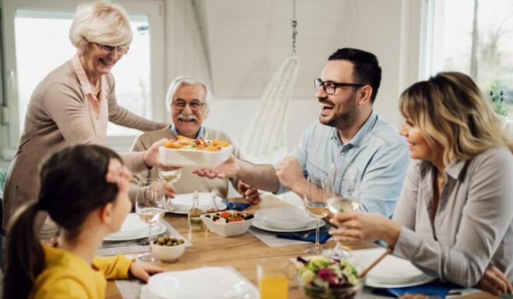 Una famiglia seduta a tavola