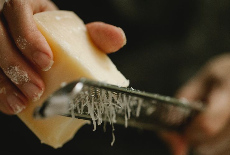Grattugiare il formaggio