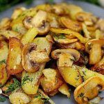 Patate fritte con funghi in padella