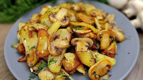 Patate fritte con funghi in padella