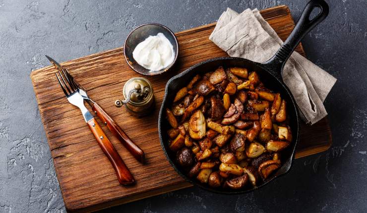 Patate fritte con funghi in padella ricetta