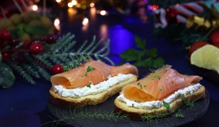 Tartine con mousse e formaggio per Natale